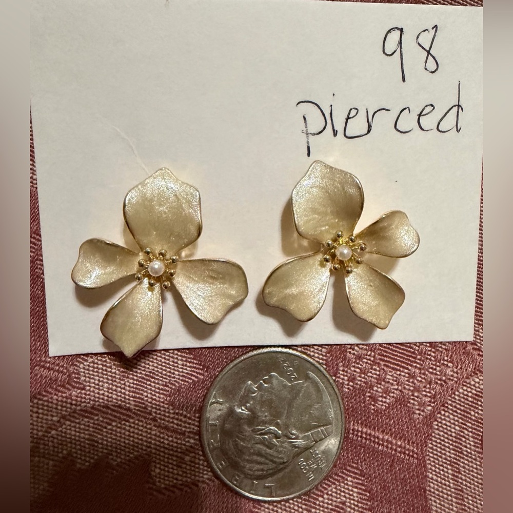 Delicate Gold Flower Pearl Stud Earrings for Women